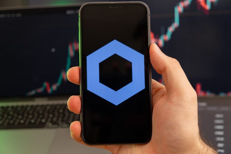 chainlink link symbol on smartphone